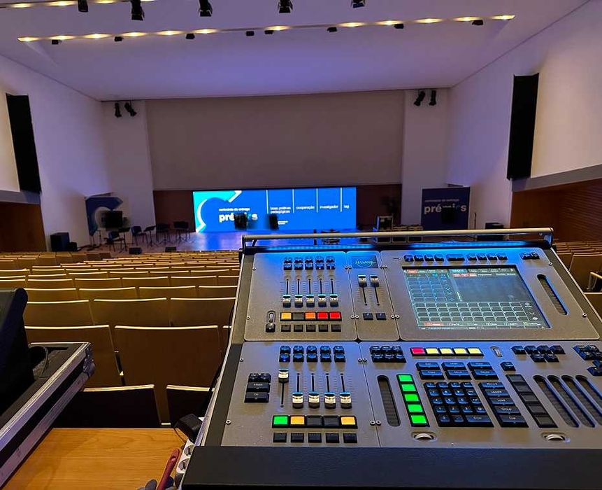 Mesa de Luz de controle até 16.384 máquinas, tem Kit instalado