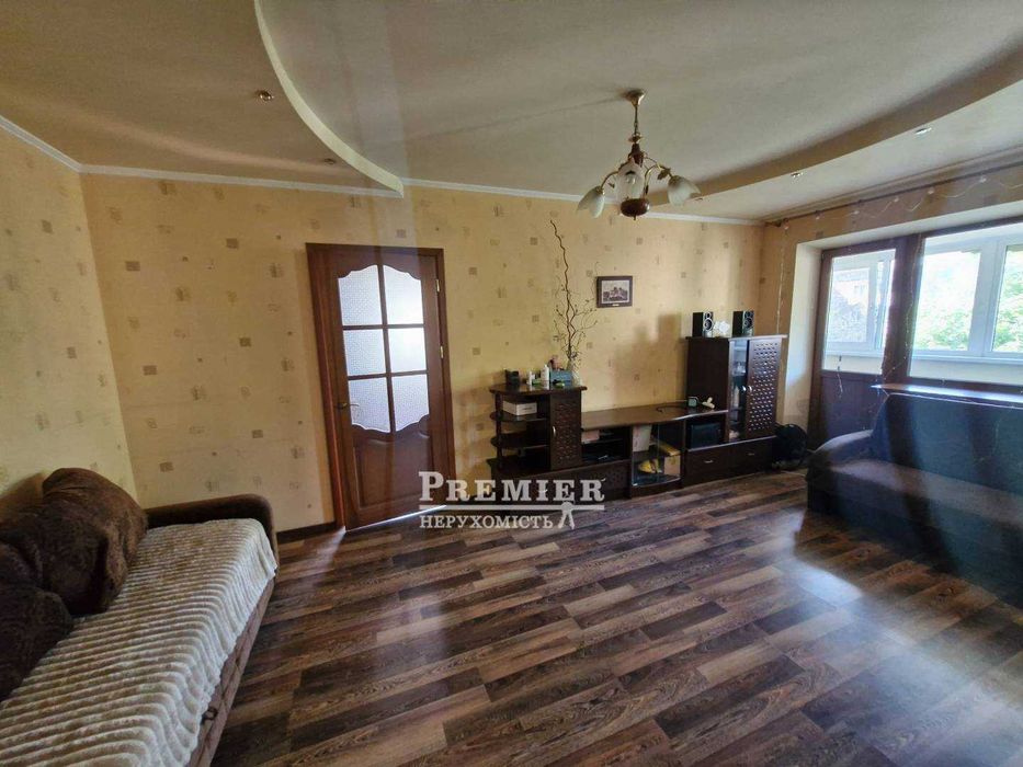 До продажу 2 кімн. квартира перепланована на кухню - студію