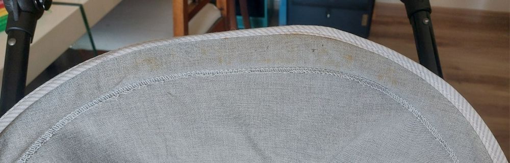 Carinho de bebé usado com capa de proteção