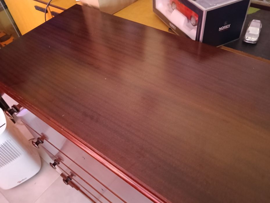 Cómoda em Mogno em bom estado