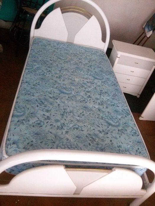 Cama solteiro branca lacada