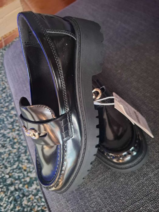 Mocassins pretos de efeito envernizado zara(novos)