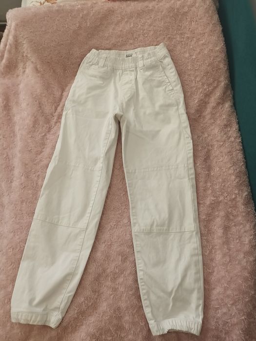 Białe spodnie jeansowe