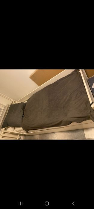 Łóżko z materacem