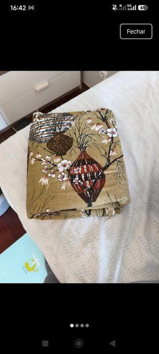 Tecido lindo com vasos e flores em ótimo estado
