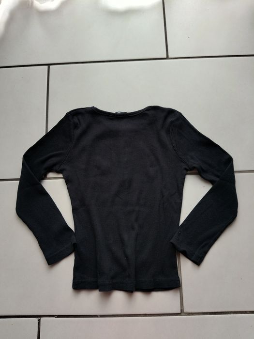 Czarny t-shirt z długim rękawem 110/116