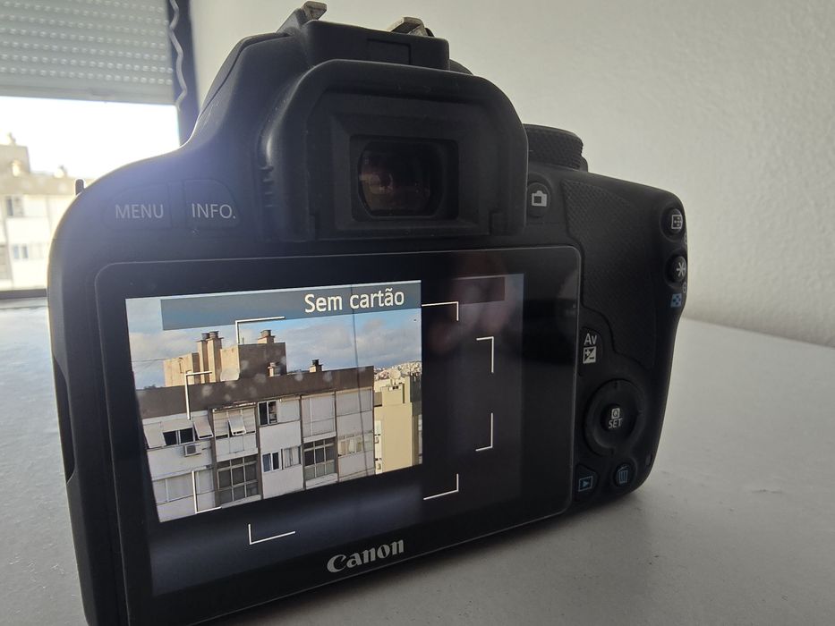 Canon 100D + 18-55mm IS II