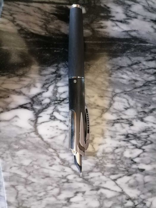 Caneta de tinta permanente Visconti Pininfarina Carbongraphite