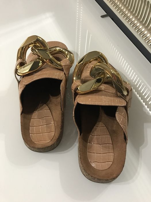 Lakierowane klapki z ozdobnym łańcuchem imitacja skóry krokodyla 37