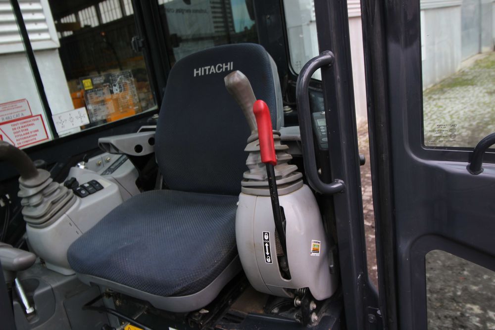 Minigiratória e escavadora  de rastos Hitachi ZX 33