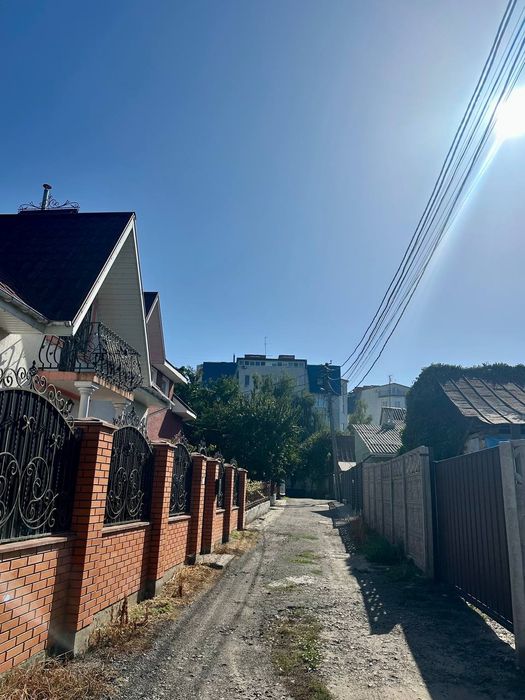 Будинок  в центрі міста, є підвал
