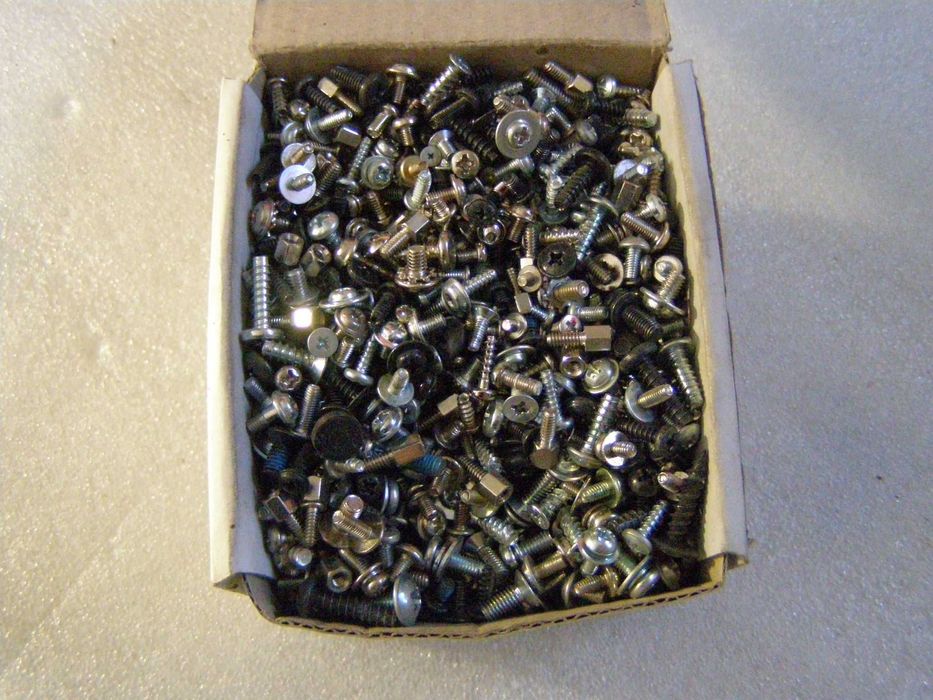 Коробка с болтами с разборки мониторов
