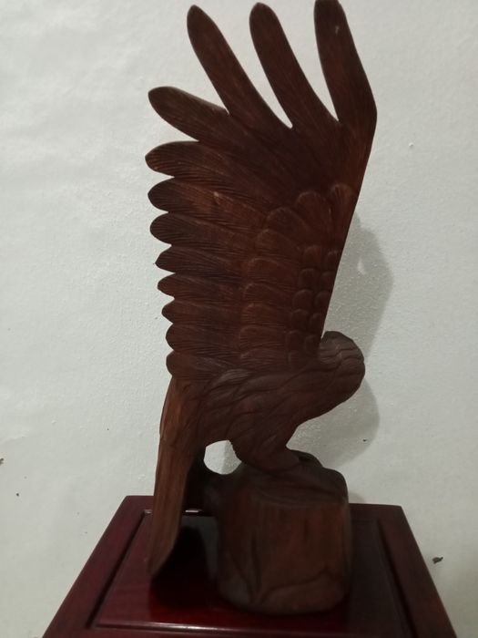 Águia do Benfica em madeira exótica