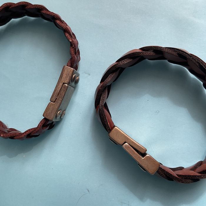 Pulseiras em pele entrelaçada castanha
