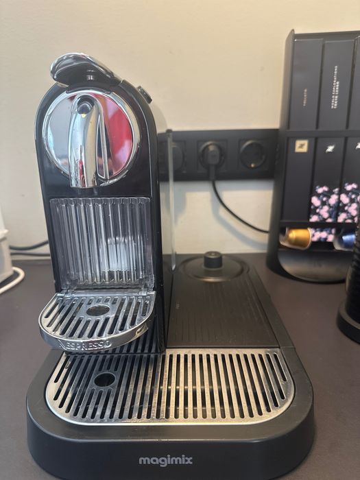Máquina Nespresso Magimix com base para Aeroccino
