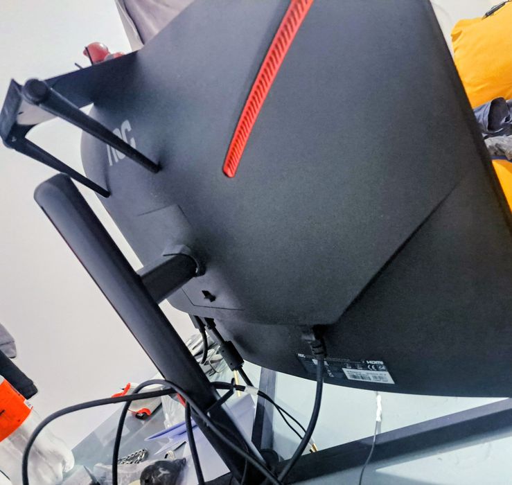 Monitor curvado AOC 27"