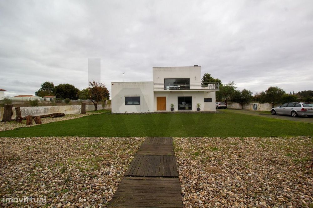 Moradia T4 com 12.120 m2 de terreno, dois pisos e enorme potencial no