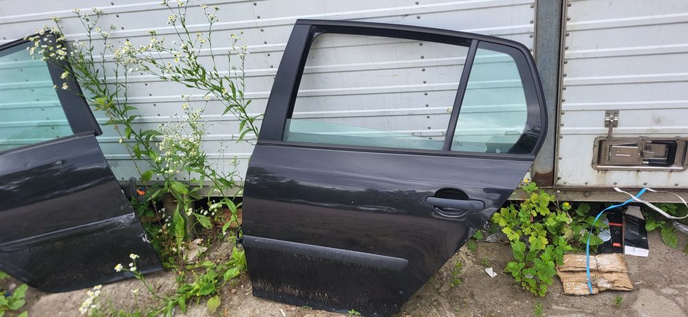 Golf 5 V drzwi gołe  lewy tył czarne  możliwość kupna kompletnych