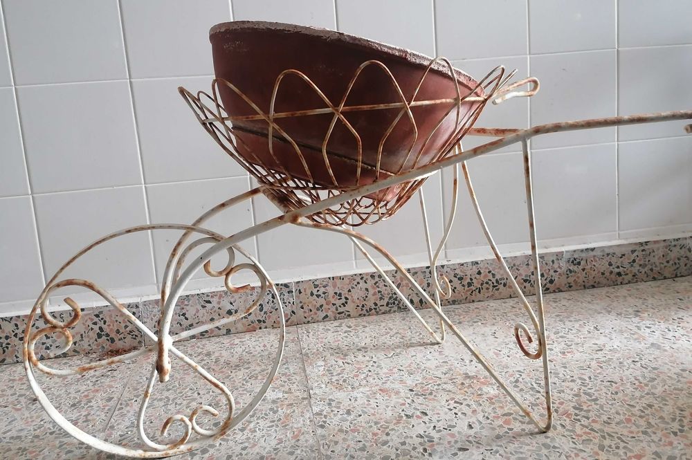 Carrinho de mão com vaso , decorativo