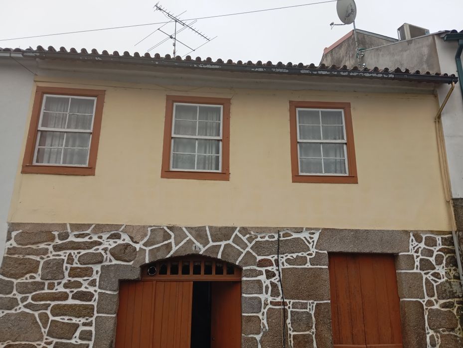 Vendo casa centro de vila de Santar