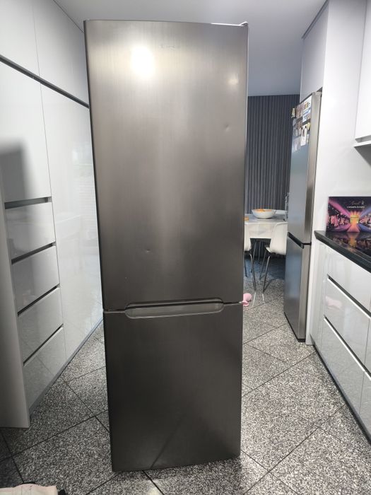 Frigorífico Combinado Low Frost cor cinzento  Inox 186 cm