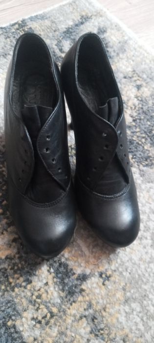 Czarne botki czółenka na obcasie wiązane.