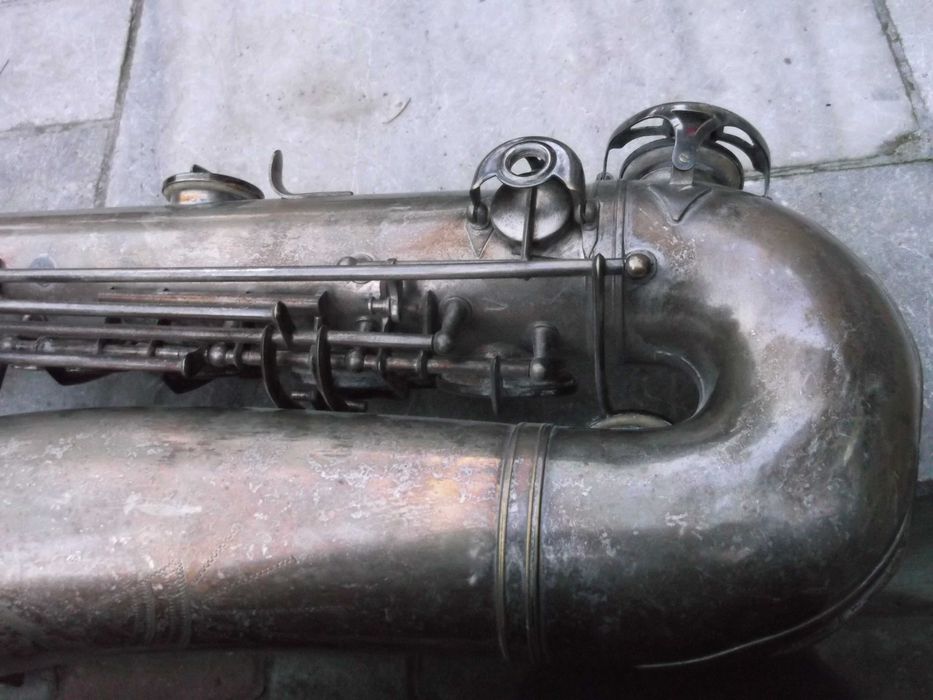 saksofon z epoki prlu