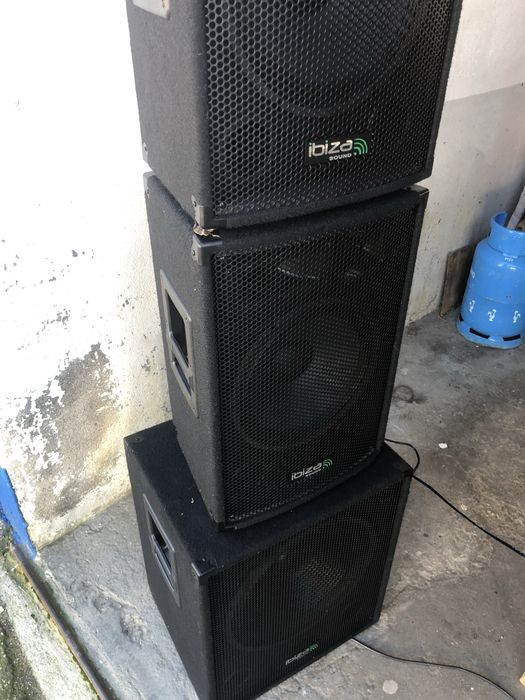 Sistema de som colunas de palco dj e banda