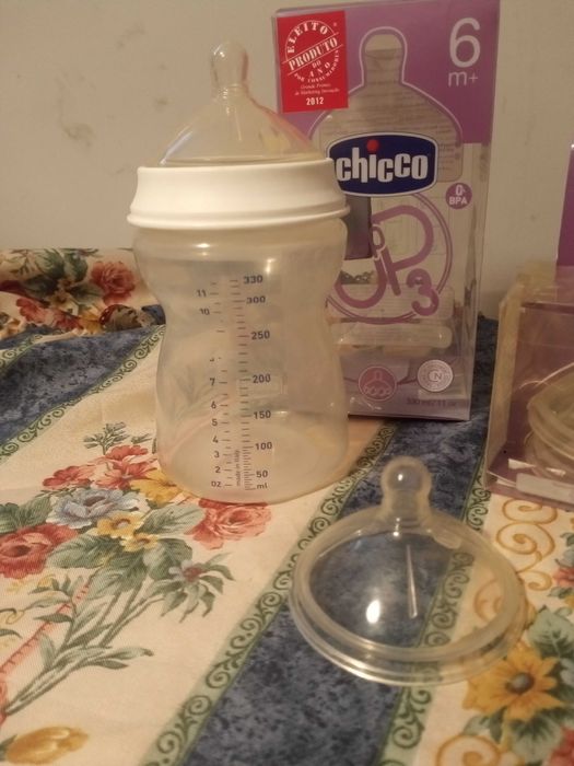 Biberões novos e babete