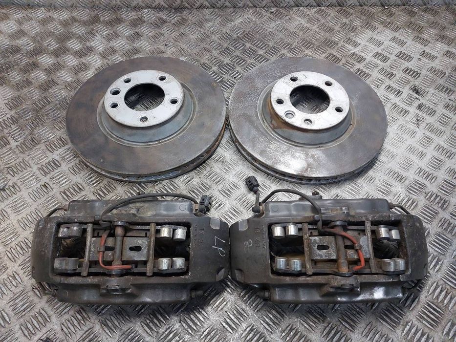 TARCZE HAMULCOWE PRZÓD + KLOCKI + ZACISKI VOLKSWAGEN TOUAREG I 5.0 TDI