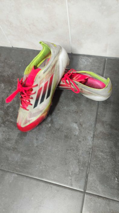 5 pares de Chuteiras de Futebol Adidas e Nike – Usadas