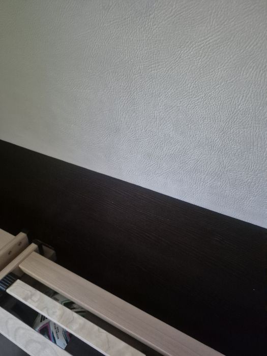 Łóżko 180x200 (stelaż drewno + beżowy welur) – super stan!
