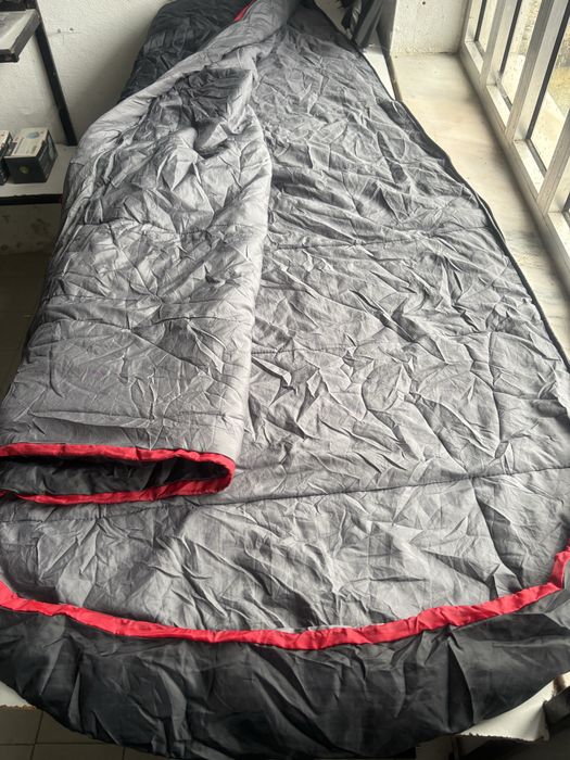 Saco cama cinzento e vermelho