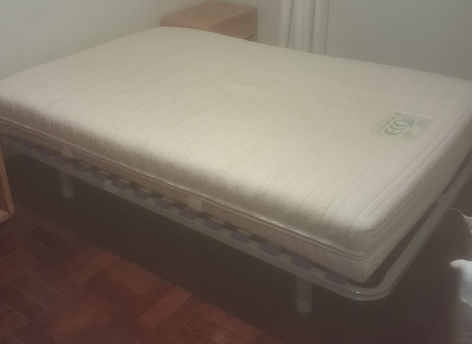 Cama casal com colchão (pequena)
