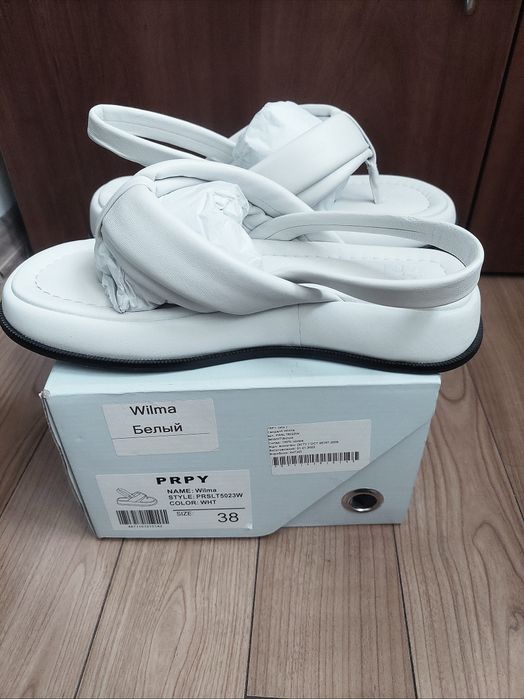 Босоножки белые, новые, кожа