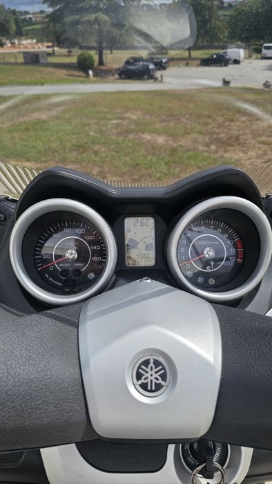 Yamaha XMAX 125 + 2 Capacetes E Box