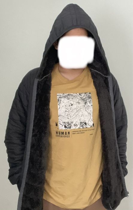 Casaco cinza com interior térmico e bom para chuva