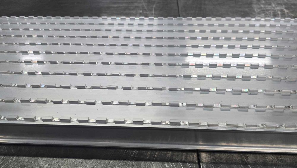 Panel aluminiowy frezowany 2000x340x40mm Najazd Trap Deska frezowana