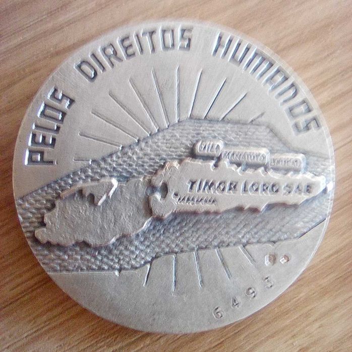 Medalha em prata, Pelos Direitos Humanos. Paz para Timor, com certificado e número de série.