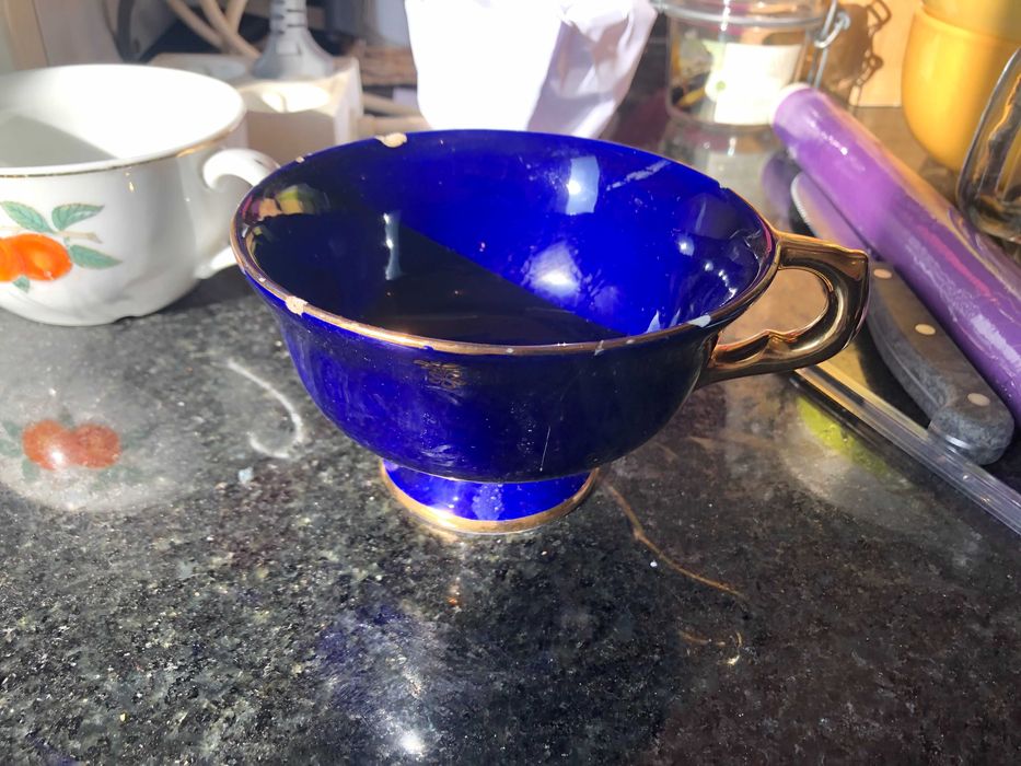 chavena azul com flores douradas