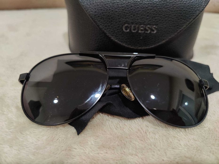 Óculos de sol Guess em muito bom estado