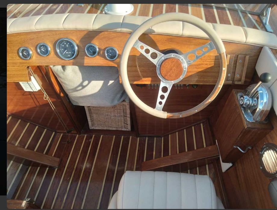 Barco de fibra e madeira motor Volvo Penta V6