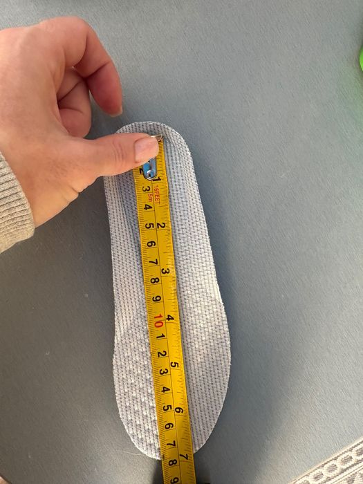 Нові кросівки на дівчинку.