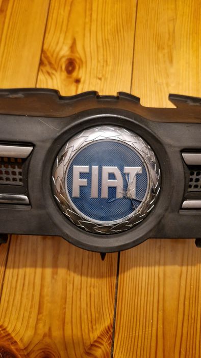Atrapa przednia Fiat Panda 2 169, niebieski emblemat, czerwone  boczki