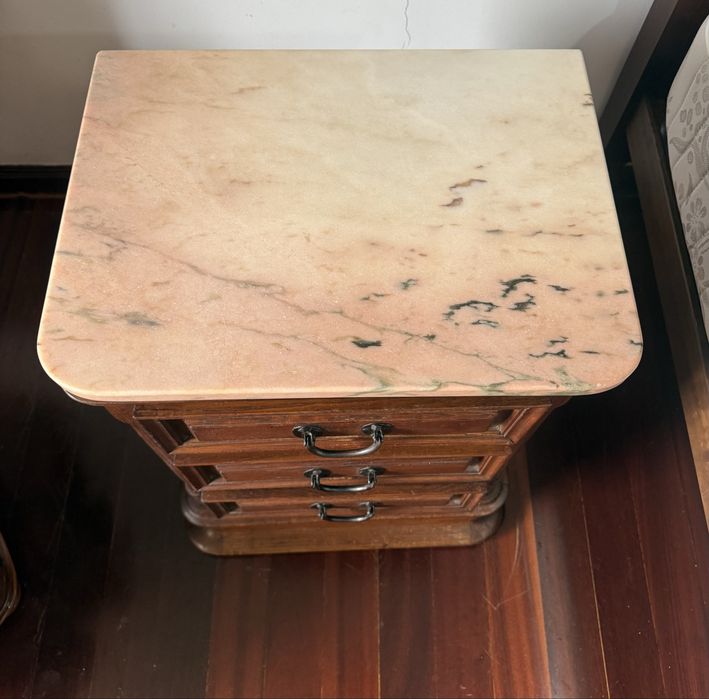 Mobilia de quarto em madeira de castanho