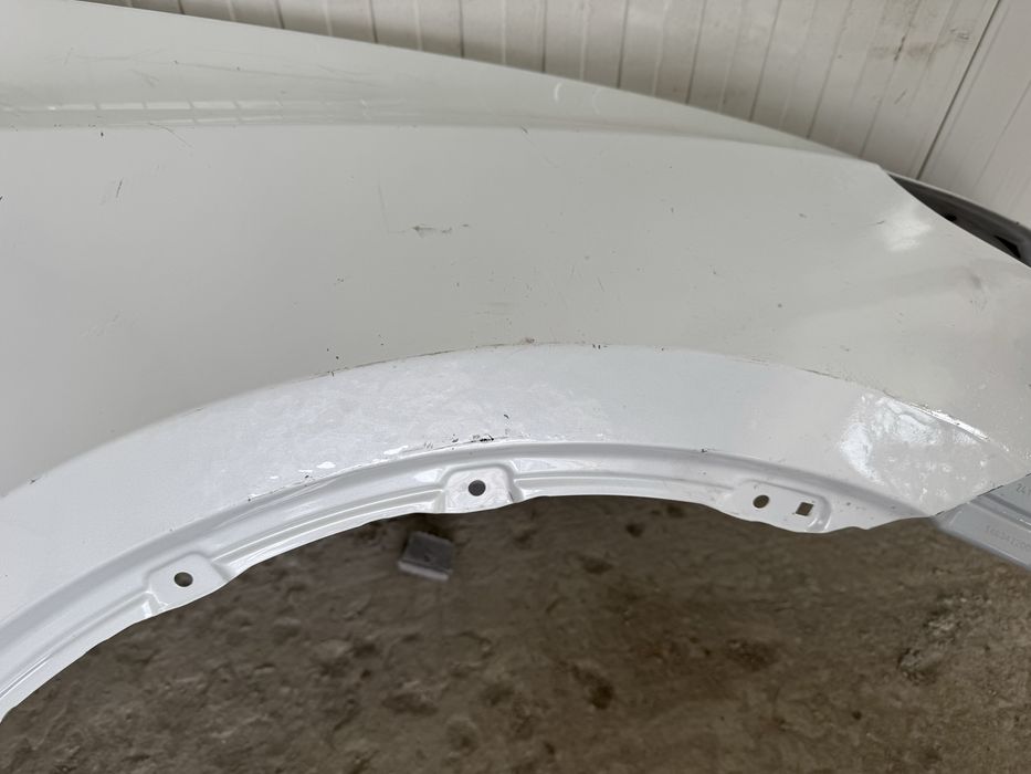 Tesla Model Y крило праве