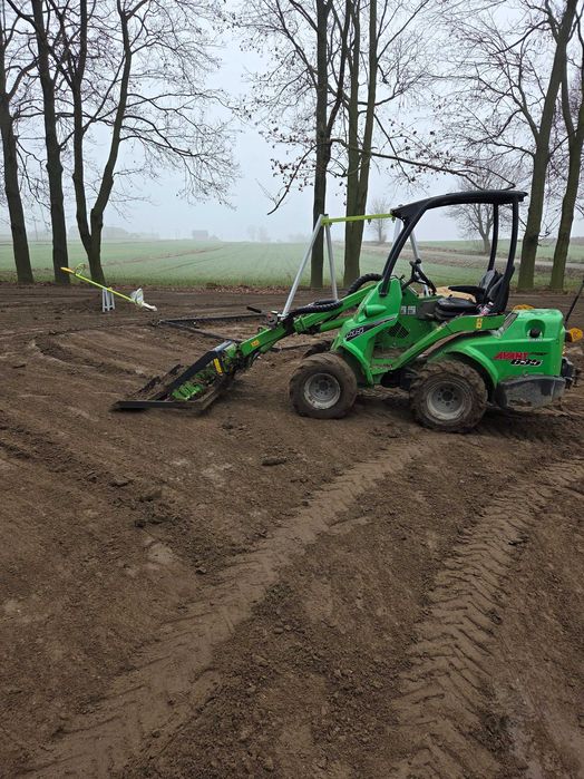 Prace ziemne  - mini koparka - ładowarka Avant 635 - glebogryzarka