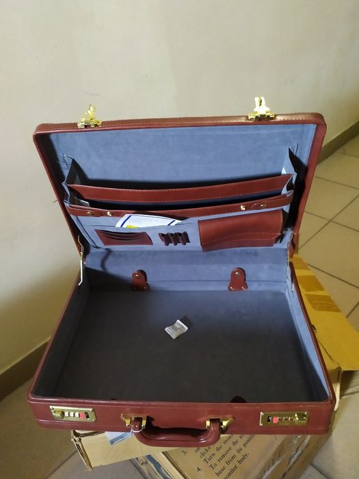Дипломат новий продам