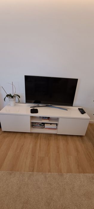 Móvel de TV branco com arrumação e portas