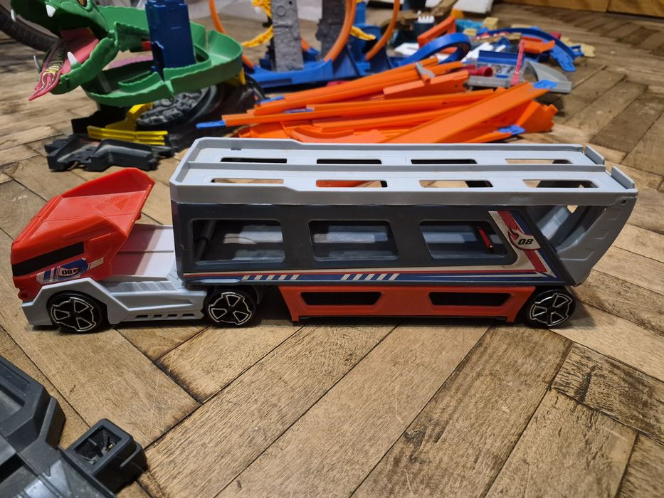 Вживаний набір Hot Wheels Mega Garage з треками